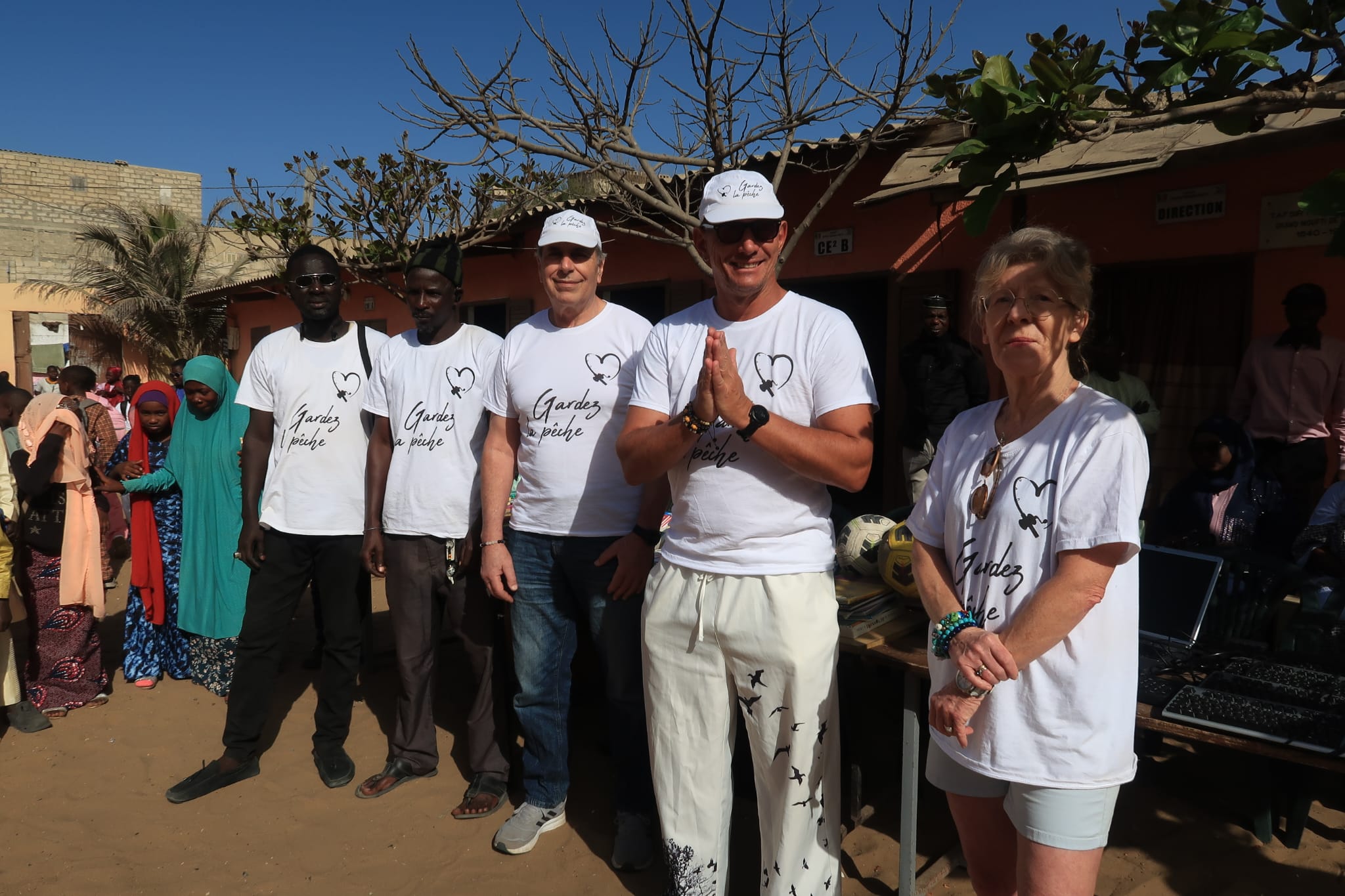 Distribution cahiers stylos calculatrices Yoff