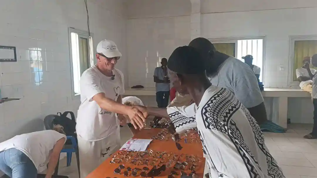 Distribution de lunettes au quai des pêcheurs