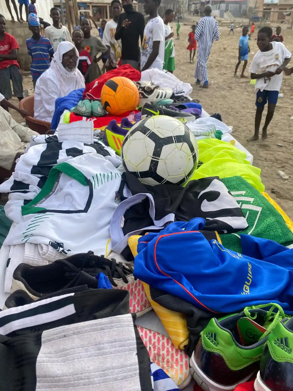 Distribution de matériel sportif sur la plage