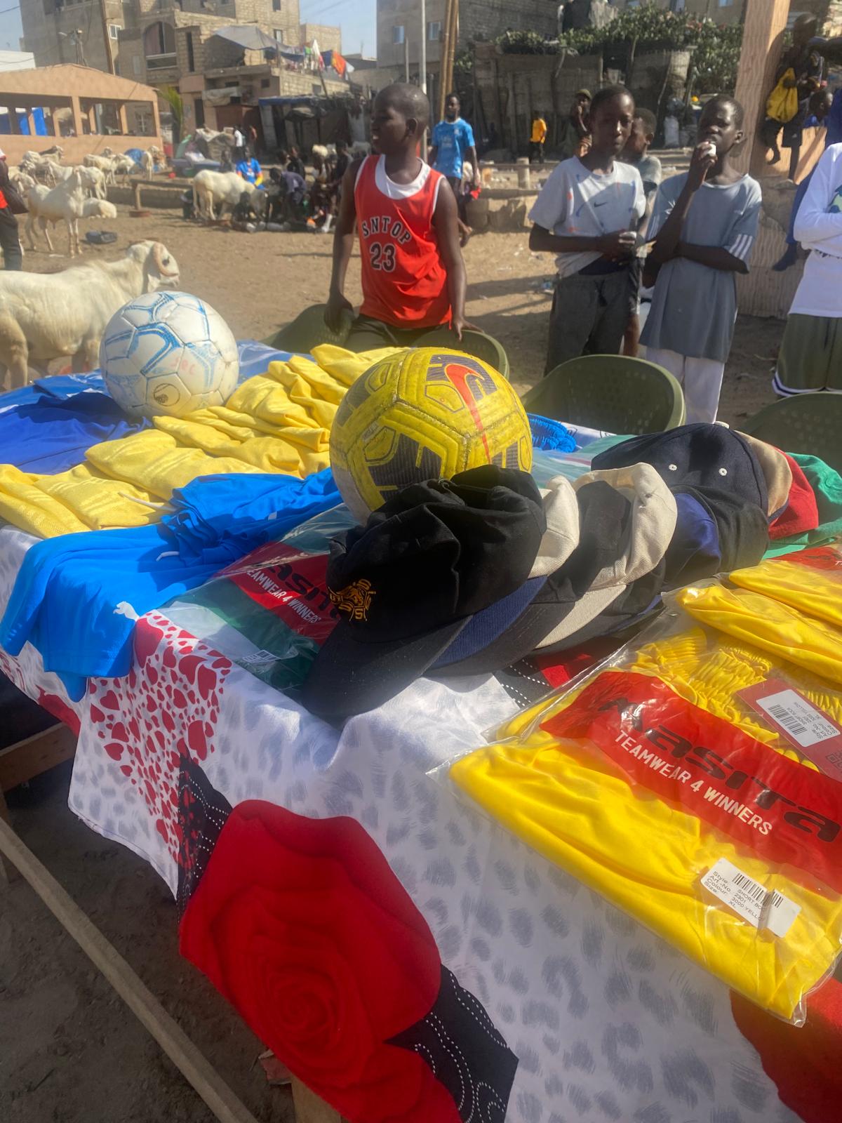 Médailles US Pruniers remises aux jeunes de Yoff