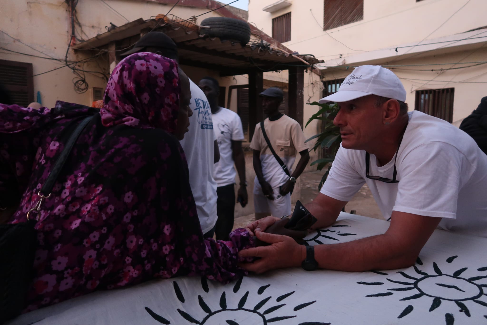 Distribution lunettes - Acte 7 - Yoff