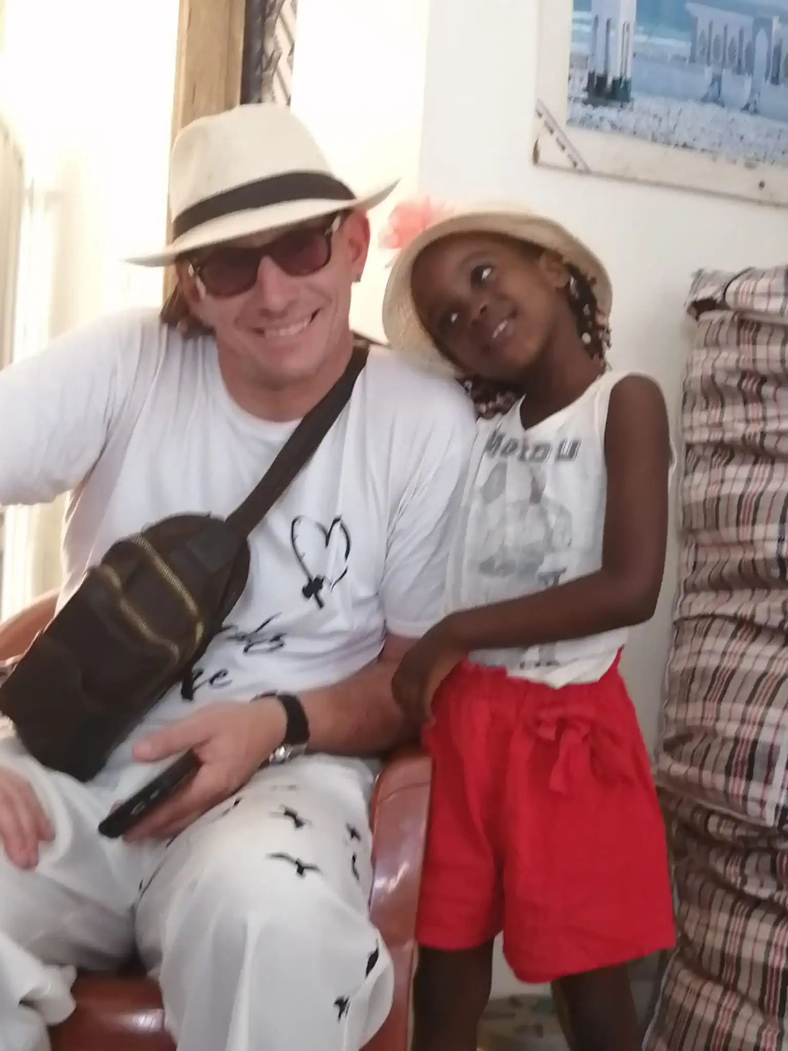 Petite fille avec tablier Gardez la pêche