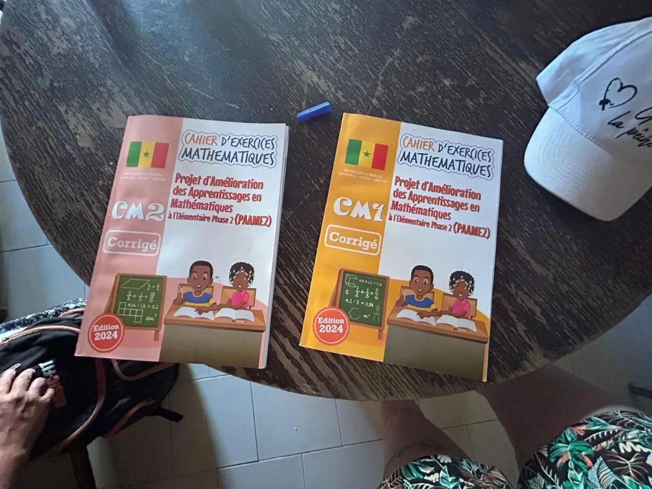 Cahiers de maths distribués aux élèves