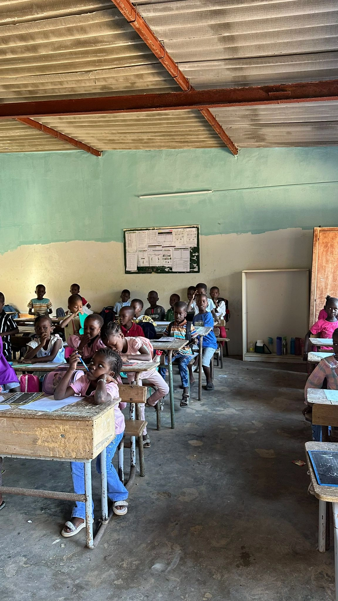Enfants dans la classe à Yoff